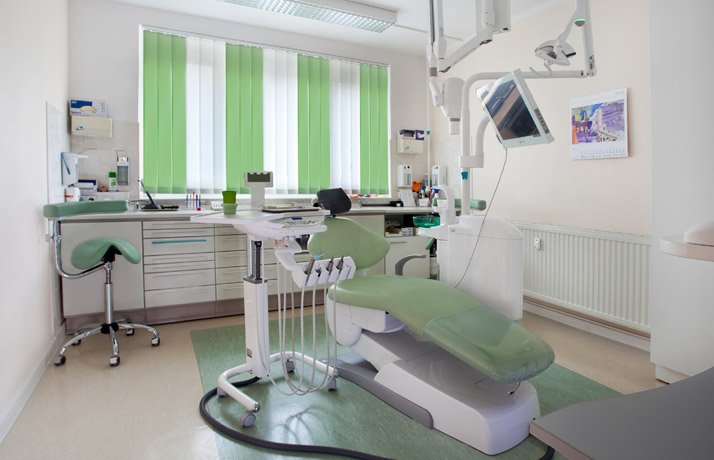 Zahnarztpraxis Dr. Großmann und Dipl.-Med. Muerau - Behandlungszimmer